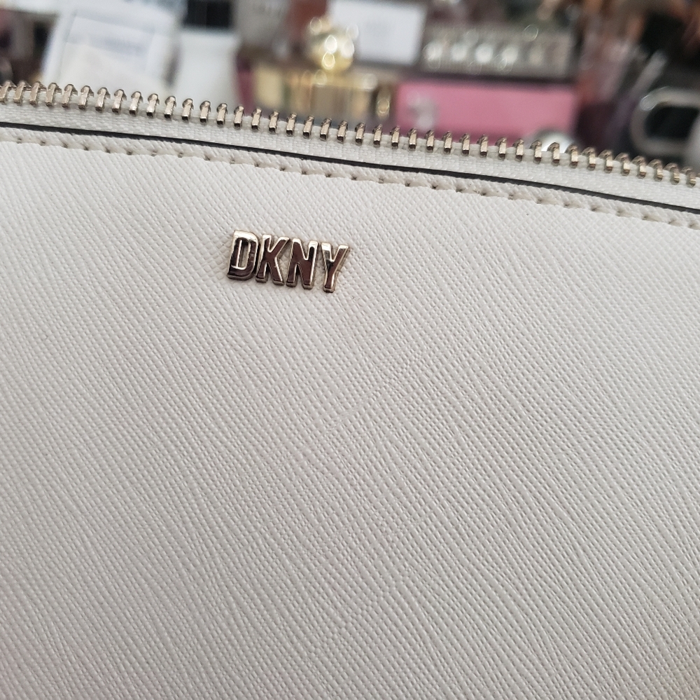 DKNY - Picture 8 of 9